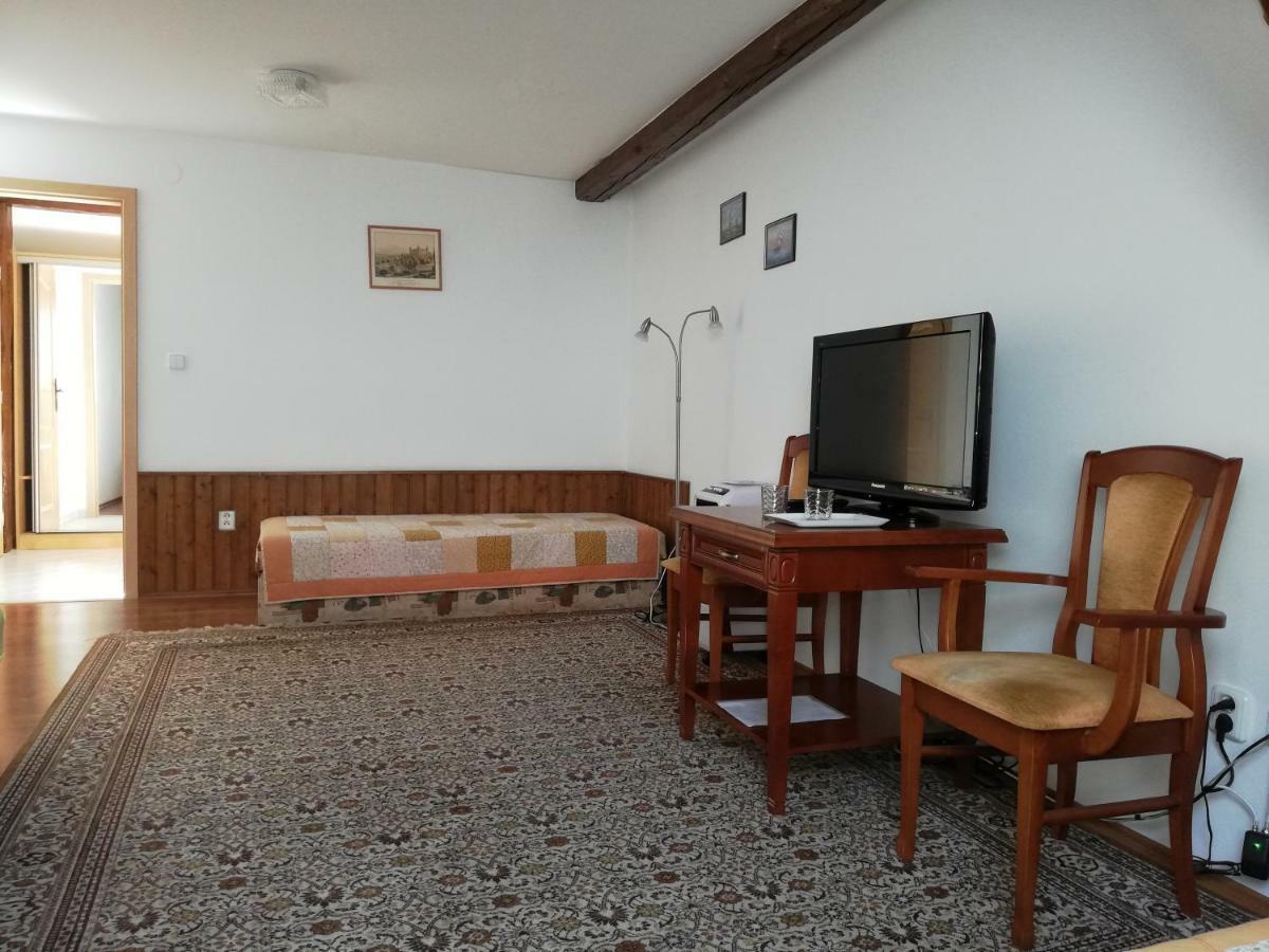 Pension U Kostela Cesky Brod エクステリア 写真